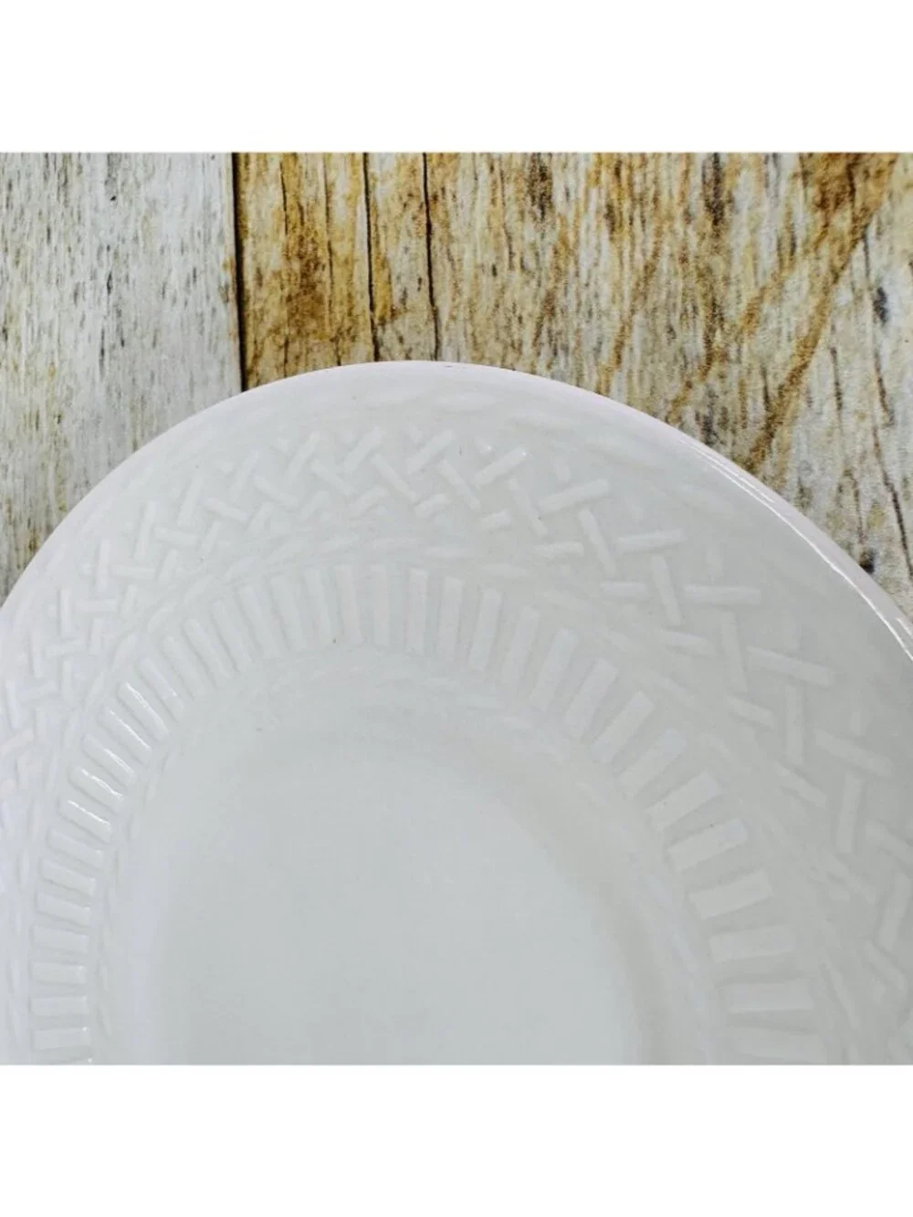 Livingquarters LIQ10 White Embossed Basketweave Lines Round 6.25
